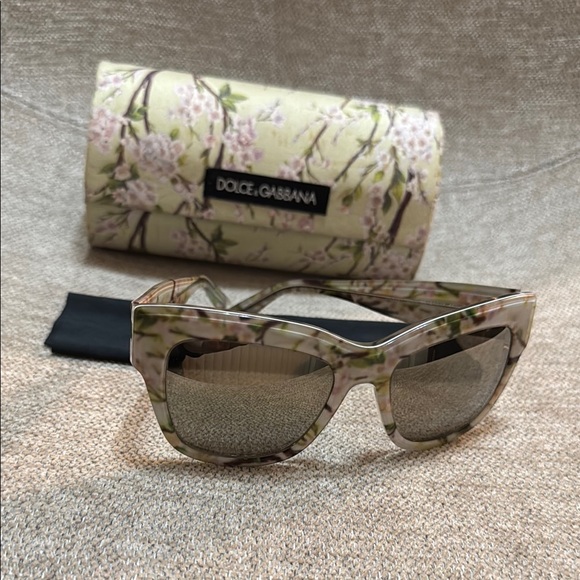 DOLCE & GABBANA Cherry Blossom Pattern Sunglasses with original Case and Cloth - Picture 8 of 12